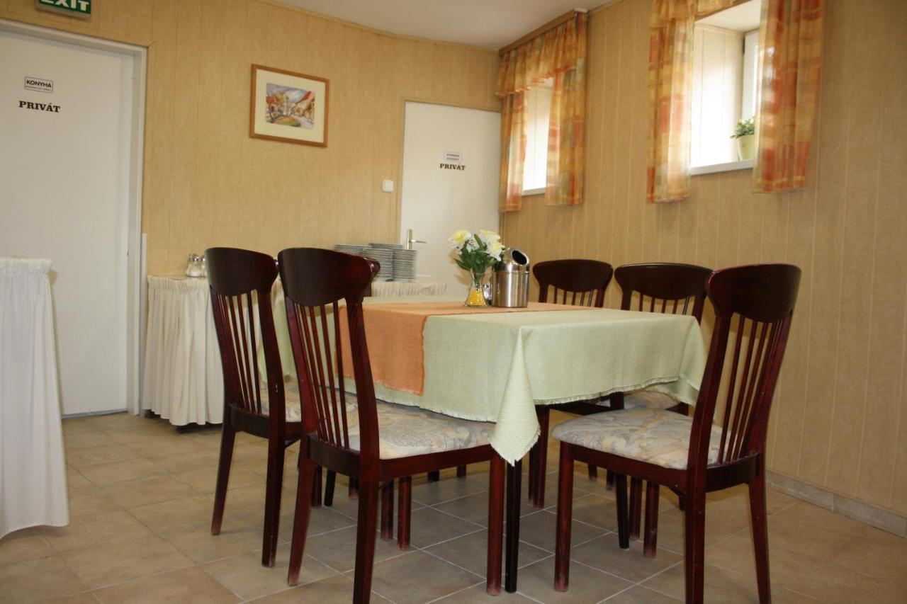 Polus Pension Шопрон Екстер'єр фото